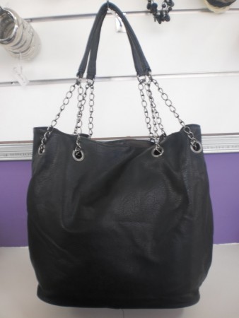 Mala preto com corrente