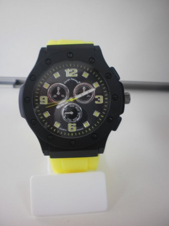 Amarelo fluorescente.